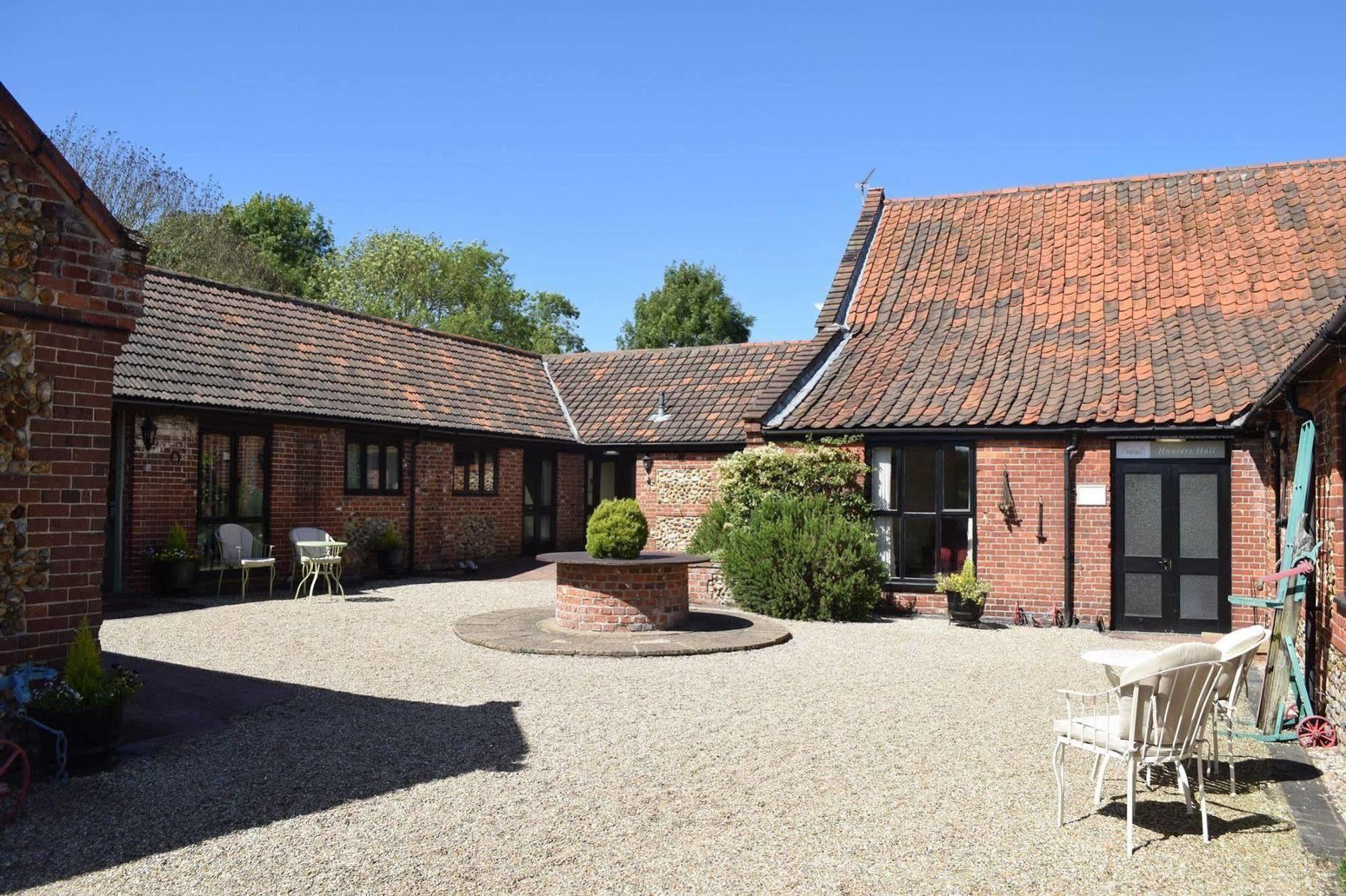 Hôtel At The Farmhouse Hunters Hall à Dereham Extérieur photo
