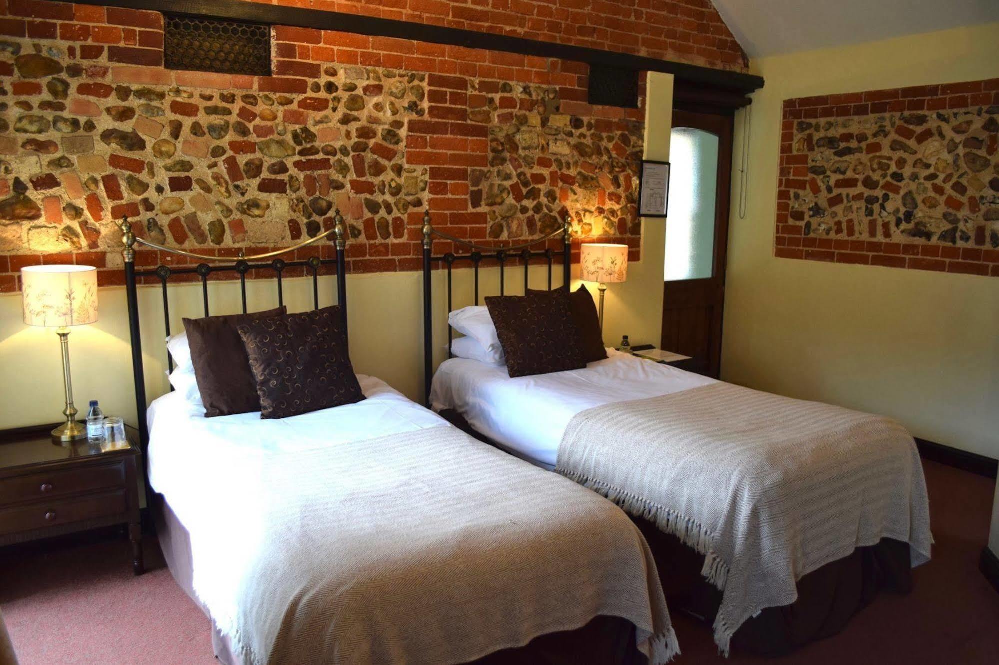 Hôtel At The Farmhouse Hunters Hall à Dereham Extérieur photo