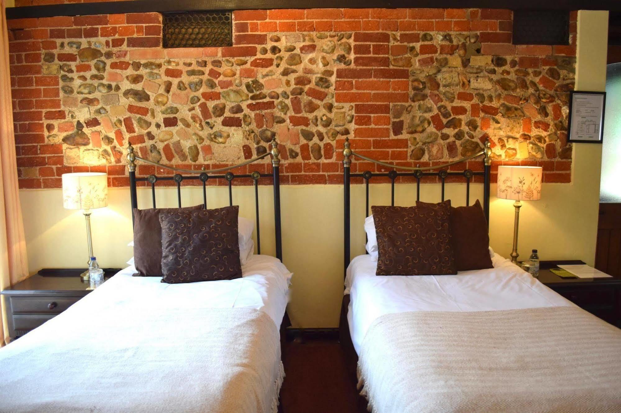 Hôtel At The Farmhouse Hunters Hall à Dereham Extérieur photo